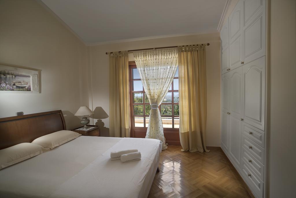 Villa Corina Near The Airport Kouvarás Eksteriør billede